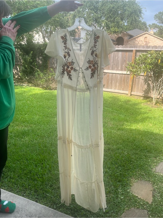 Xhilaration Dresses & Skirts - Xhilaration Ivory Maxi Dress with Floral Embroidery